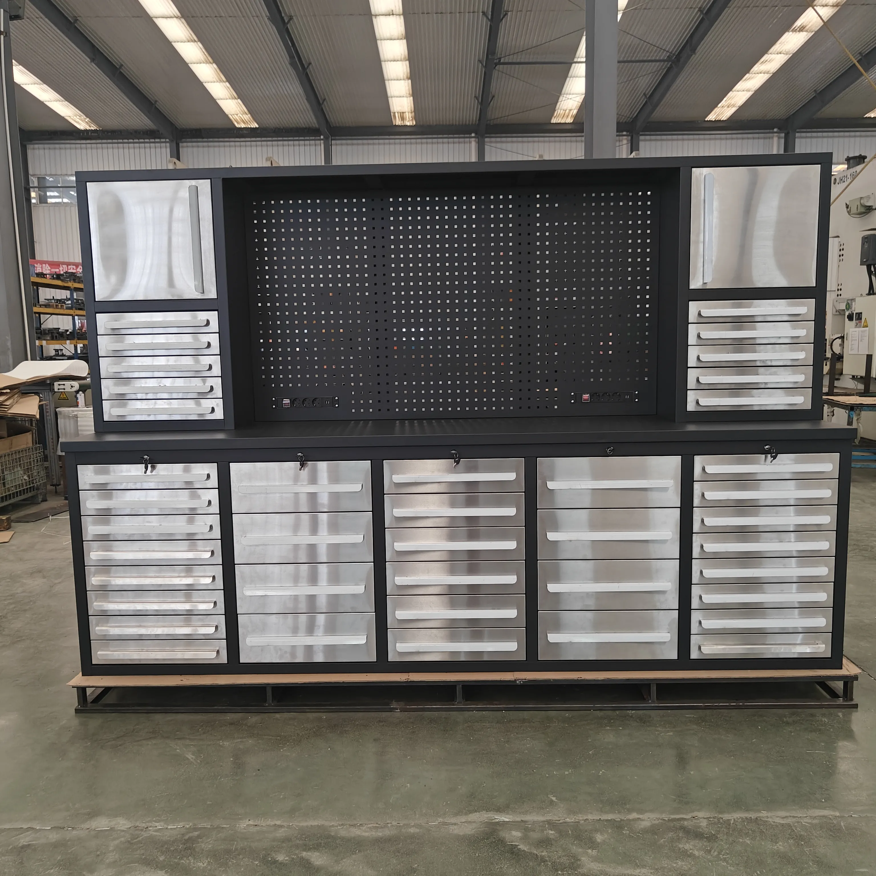 Quid sunt features of multifunctional multi-drawer workbench?
