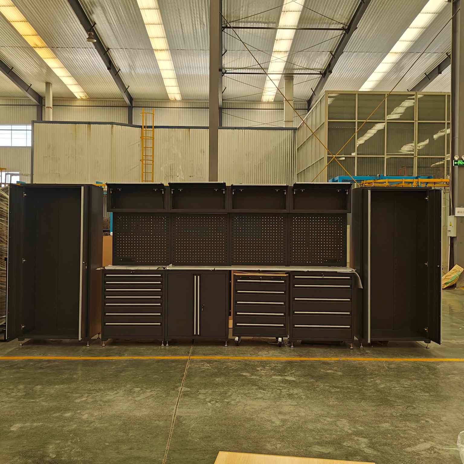 Frigus advolvit Steel Garage Cabinet Set